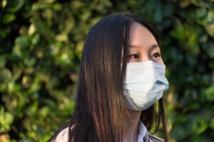 Maska antyalergiczna dla pracowników kwiaciarni – jak wybrać i dbać?