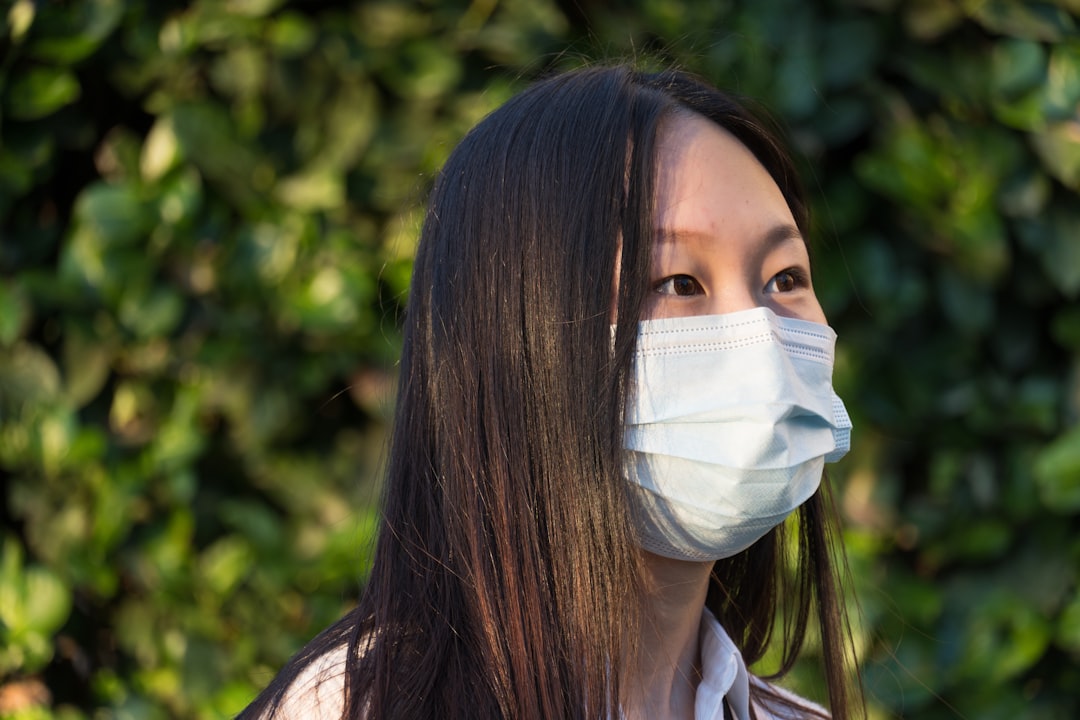 Maska antyalergiczna dla pracowników kwiaciarni – jak wybrać i dbać?