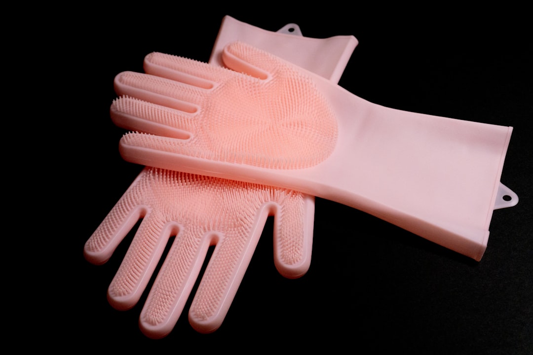 Rękawice antyprzecięciowe dla pracowników tartaku – jak zapewniają ochronę?