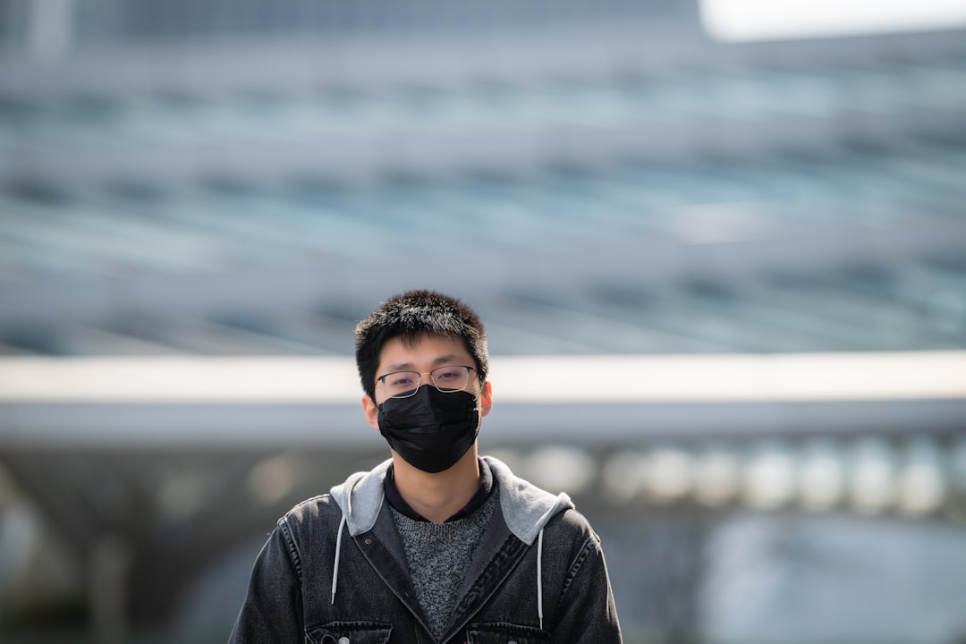 Dezynfekcja maseczek ochronnych w firmach – procedury zgodne z przepisami