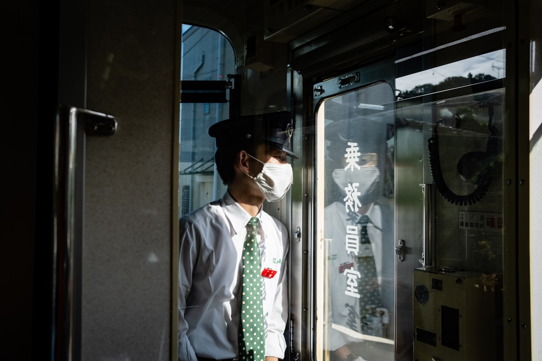 Maska przeciwgazowa w przemyśle chemicznym – dobór filtrów i zasady konserwacji