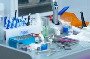 Fartuch ochronny w laboratoriach chemicznych – wymogi prawne i normy
