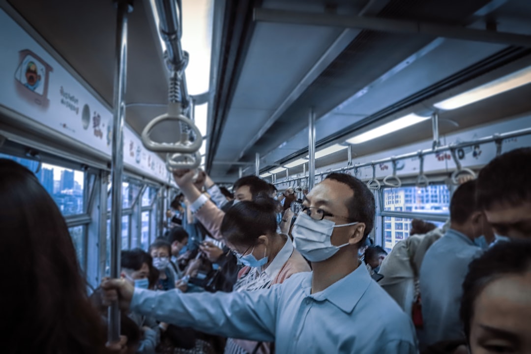 Jak dobrać maseczkę ochronną dla osób z okularami – test modeli antyparowych