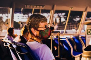 Ochrona dróg oddechowych w rolnictwie – maski na czas żniw i oprysków