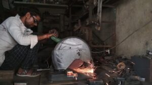 Ubranie robocze dla spawaczy, malarzy i monterów – zestawy dopasowane do zawodu