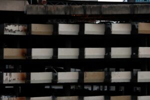 Rękawice robocze – sposoby przechowywania w magazynach BHP