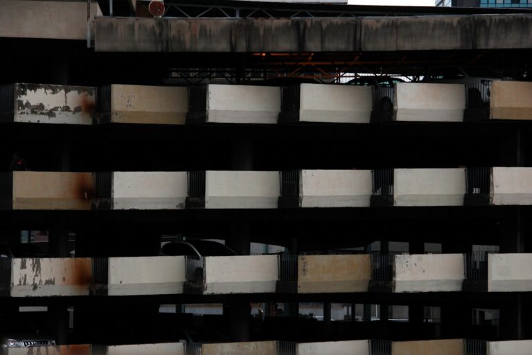 Rękawice robocze – sposoby przechowywania w magazynach BHP