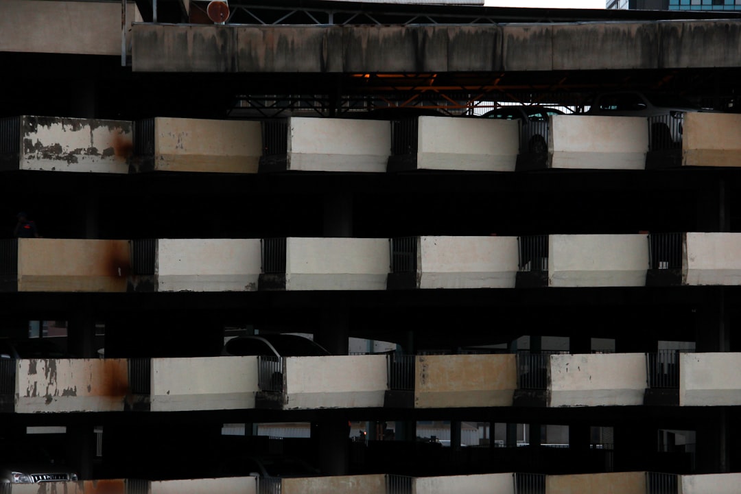 Rękawice robocze – sposoby przechowywania w magazynach BHP